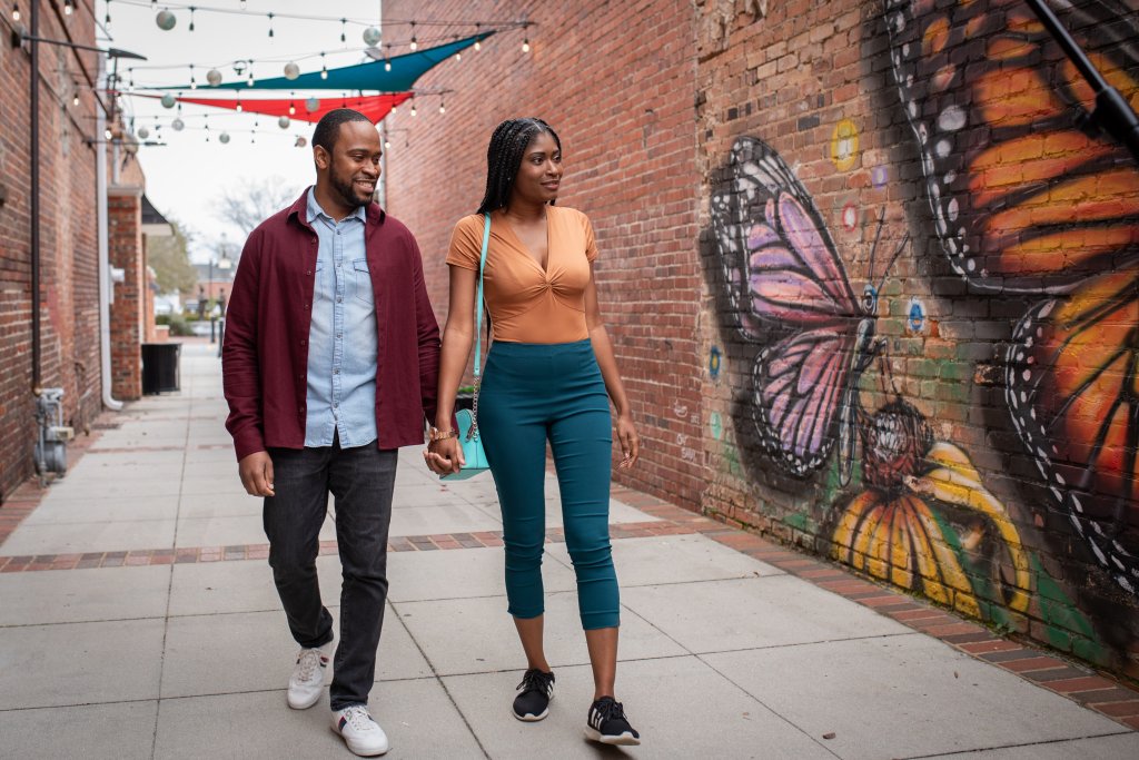 couple walking through an alley in Camden