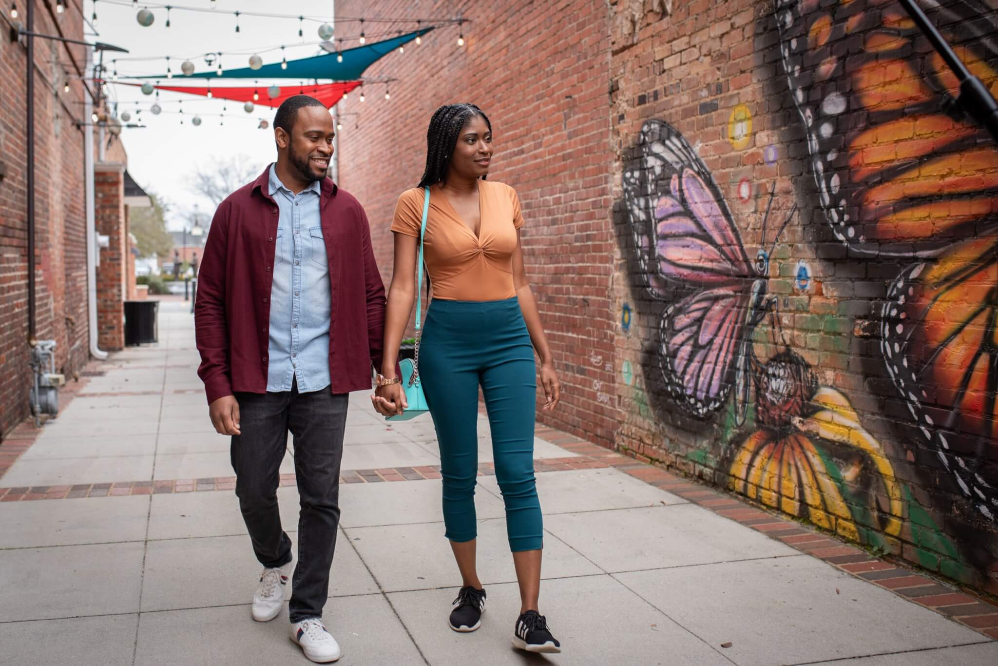 couple walking through an alley in Camden