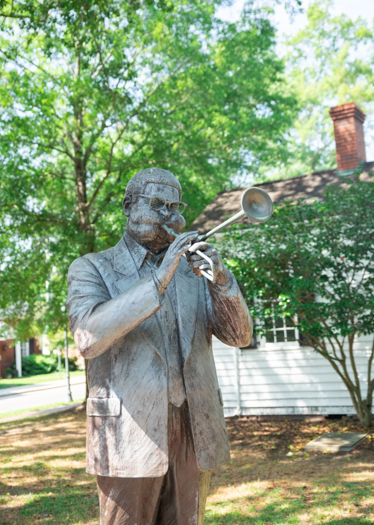 photo of the Dizzy Gillespie statue in Cheraw, SC